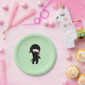 Winziger Happy Ninja auf Grün Pappteller (Party)