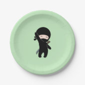 Winziger Happy Ninja auf Grün Pappteller (Vorderseite)