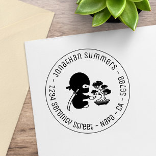 Winziger Ninja bewässert Bonsai-Baum runde Adresse Gummistempel