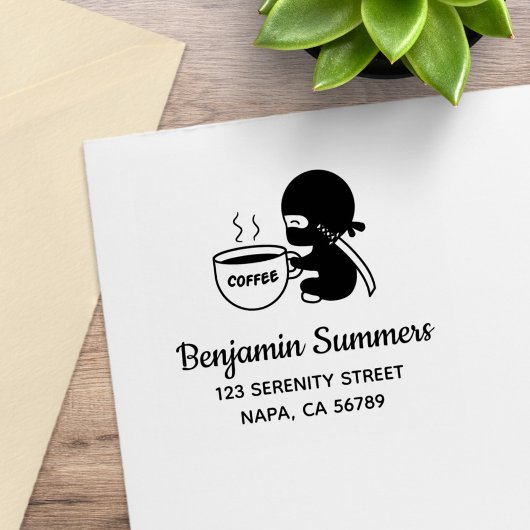 Winziger Ninja mit großer Kaffeetasse Adresse Gummistempel