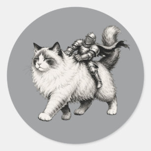 Winziger Ritter reitet mürrische flauschige Katze  Runder Aufkleber