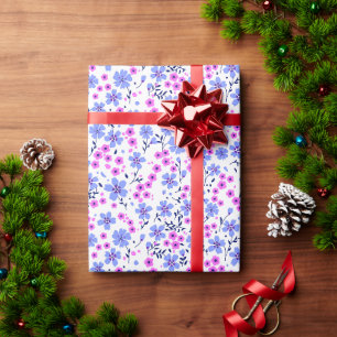 Winziges süßes weißes blaues rosa Blumenmuster Geschenkpapier