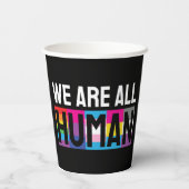 Wir alle sind menschliche LGBTQIA+ Pappbecher (Rückseite)