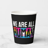 Wir alle sind menschliche LGBTQIA+ Pappbecher (Vorderseite)