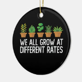 Wir alle wachsen zu unterschiedlichen Preisen Keramik Ornament (Links)