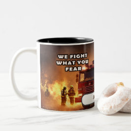 Wir bekämpfen, was Sie vor einem Feuerwehrmann für Zweifarbige Tasse