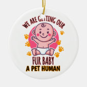 Wir bekommen unser Pelzbaby als Haustier. Keramik Ornament (Vorne)