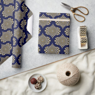Wir beobachten Sie Navy und Gold Retro Ogee Geschenkpapier
