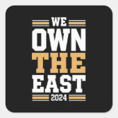 Wir besitzen den Osten 2024 Quadratischer Aufkleber (Vorderseite)