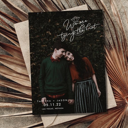 Wir binden das Foto des Knotens, um die Daten zu r Ankündigungspostkarte