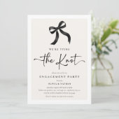 Wir binden die Knot Black Bow Engagement Party Einladung (Stehend Vorderseite)