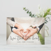 Wir binden die knot Whimsical Hochzeitsfotokarte Ankündigung (Stehend Vorderseite)