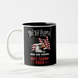 Wir das Volk haben genug. Wählt Trump 2024  Zweifarbige Tasse