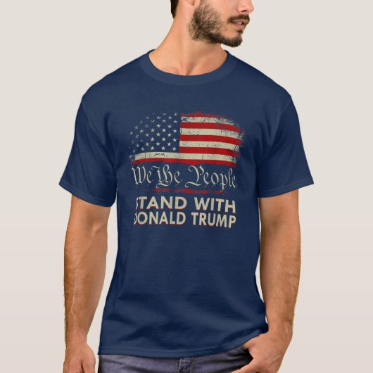 Wir, die Menschen, stehen mit Donald Trump 2024 T-Shirt (Vorderseite)
