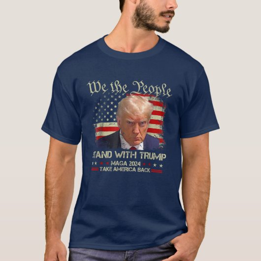 Wir, die Menschen, stehen mit Donald Trump 2024 T-Shirt (Vorderseite)