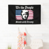 Wir, die Menschen, stehen mit Donald Trump-Unterst Banner (Insitu)