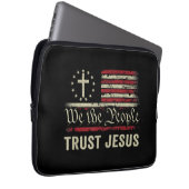 Wir, die Menschen vertrauen Jesus - die US-Flagge Laptopschutzhülle (Vorne Rechts)