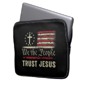 Wir, die Menschen vertrauen Jesus - die US-Flagge  Laptopschutzhülle (Vorderseite Links)