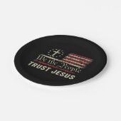 Wir, die Menschen vertrauen Jesus - die US-Flagge Pappteller (Schrägansicht)