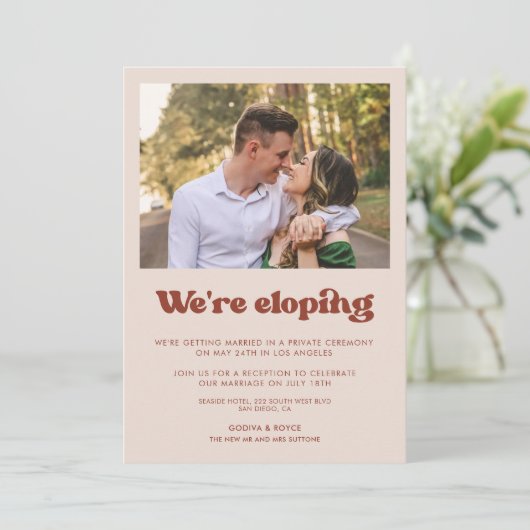 Wir entwickeln eine stilvolle Pfirsichrosa-Ankündi Einladung (Stehend Vorderseite)