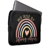 Wir erheben uns, indem wir andere aufheben II Laptopschutzhülle (Vorne Rechts)