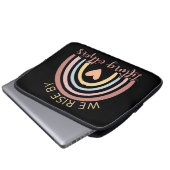 Wir erheben uns, indem wir andere aufheben II Laptopschutzhülle (Vorne Knopf)