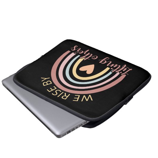 Wir erheben uns, indem wir andere aufheben II Laptopschutzhülle (Vorne Knopf)