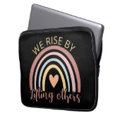 Wir erheben uns, indem wir andere aufheben II Laptopschutzhülle (Vorderseite Links)