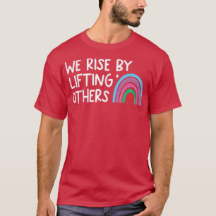 Wir erheben uns, indem wir andere erheben T-Shirt