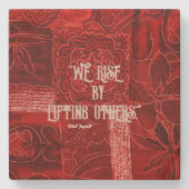 "Wir erheben uns, indem wir andere heben" Sandston Steinuntersetzer (Vorderseite)