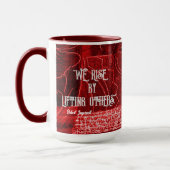 "Wir erheben uns, indem wir andere heben" Zwei-Tas Tasse (Links)