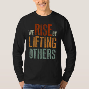 Wir erheben uns, indem wir andere inspirierende Zi T-Shirt