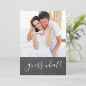 Wir erwarten Chalkboard Foto Schwangerschaft Ankündigung (Stehend Vorderseite)