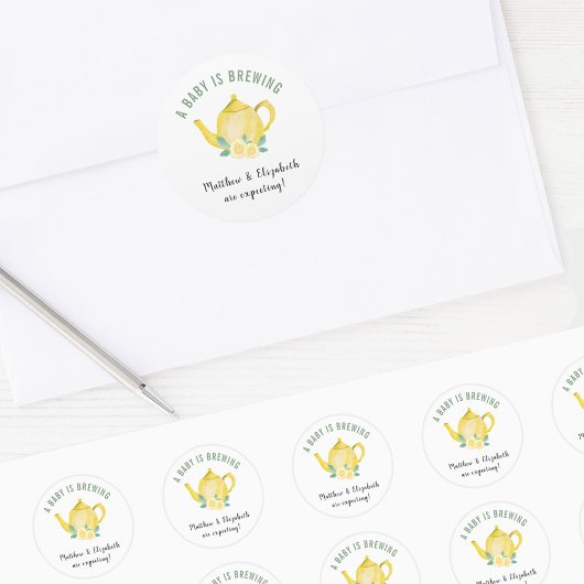 Wir erwarten, dass ein Baby gelben Teekessel braut Runder Aufkleber