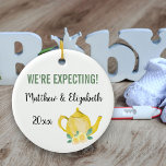 Wir erwarten, dass ein Baby Personalisiert braut Keramik Ornament<br><div class="desc">Hübsche Ornamente für Ihre Schwangerschaft, die Sie personalisieren können. Eine Seite hat gelbe Blumen und handgeschriebene Schrift-Typografie, die lautet "Ein Baby braut". Die andere Seite hat eine niedliche gelbe Teekanne und Ihren eigenen Text. Die Vorlage ist für Sie Set, um die Beispielworte zu bearbeiten, die "Wir erwarten [Ihre Namen und...</div>