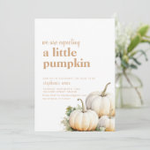 Wir erwarten eine kleine Pumpkin-Einladung Einladung (Stehend Vorderseite)