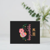 Wir erwarten Schwangerschaftsankündigung Postkarte (Stehend Vorderseite)