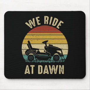 Wir fahren am Tag der Morgendämmermäher Mousepad