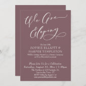 Wir feiern die schlichte dunkle Mauve Einladung (Vorne/Hinten)
