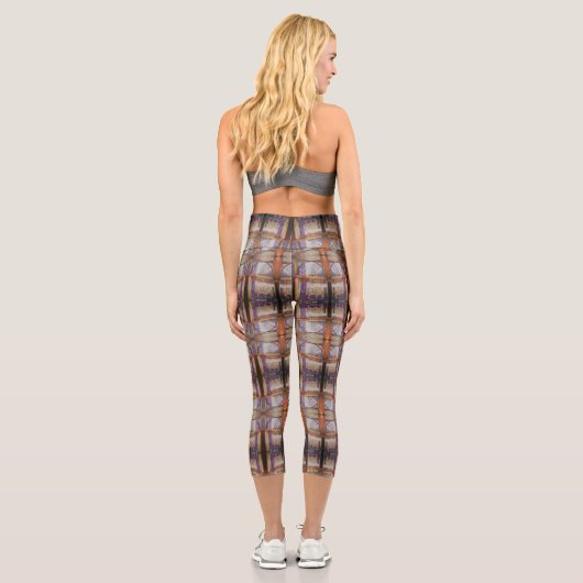 Wir fliegen alle Motten um das gleiche Licht. Capri Leggings (Rückseite)