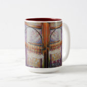 Wir fliegen alle Motten um das gleiche Licht. Zweifarbige Tasse (VorderseiteRechts)