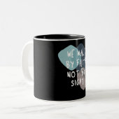 Wir gehen durch den Glauben, nicht durch die Augen Zweifarbige Tasse (Vorderseite Links)