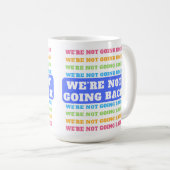 Wir gehen nicht zurück Harris Walz 2024 Demokrat Kaffeetasse (VorderseiteRechts)