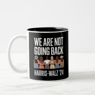 Wir gehen nicht zurück Kamala Harris Waltz 24  Zweifarbige Tasse