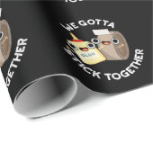 Wir gehen zusammen an einem schwarzen BG Geschenkpapier (Rolleneckpunkt)