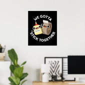 Wir gehen zusammen an einem schwarzen BG Poster (Heimbüro)