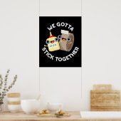 Wir gehen zusammen an einem schwarzen BG Poster (Küche)