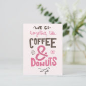 Wir gehen zusammen wie Kaffee und Donuts Postkarte (Stehend Vorderseite)