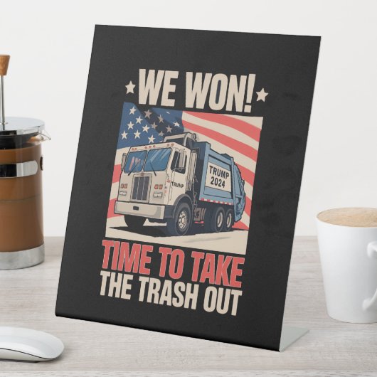 Wir gewinnen Zeit, um Trump aus dem Mülleimer zu h Sockelschild (In Situ)