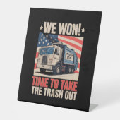 Wir gewinnen Zeit, um Trump aus dem Mülleimer zu h Sockelschild (Vorderseite)